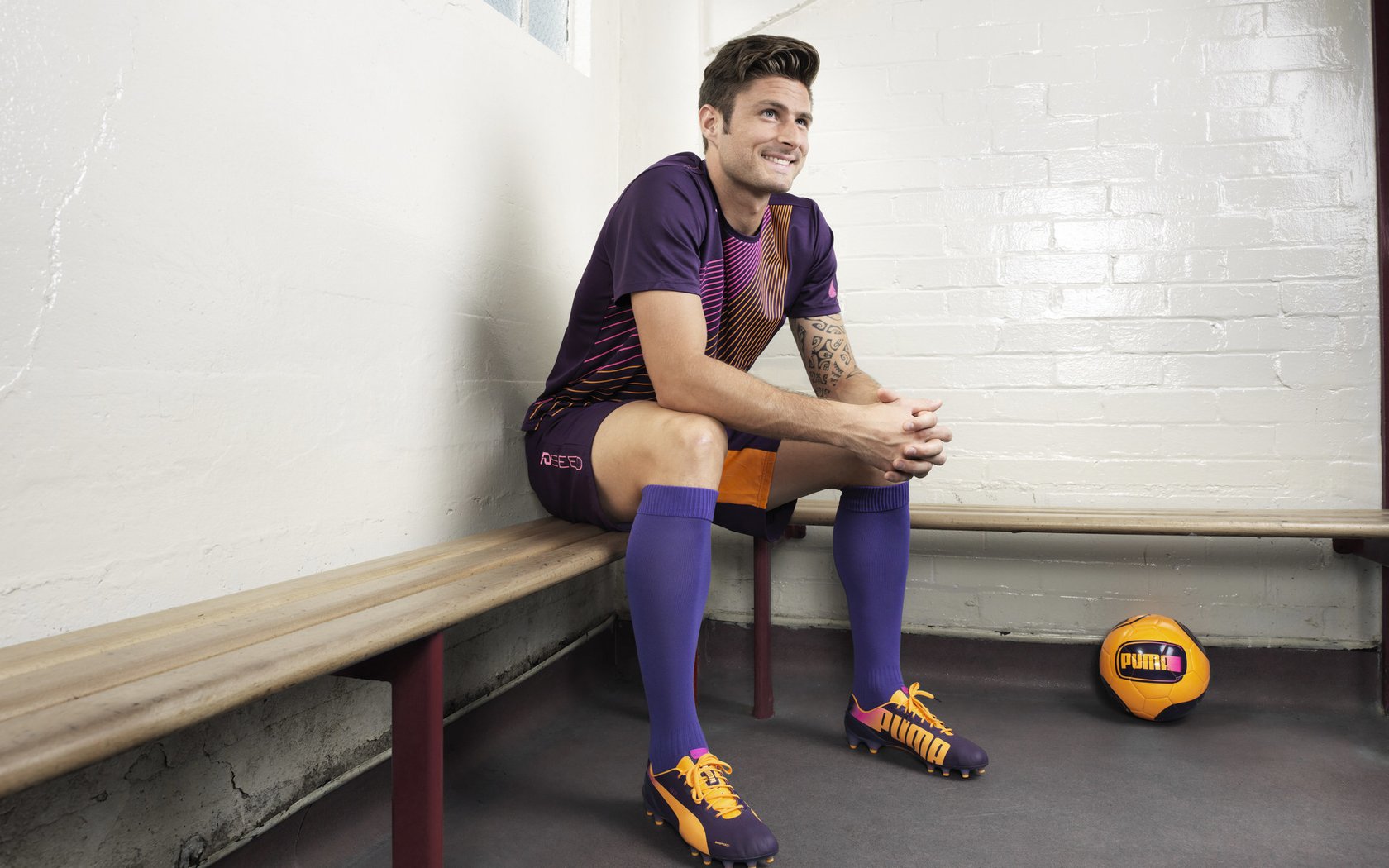 摩纳哥中后卫传中稳准，在攻防中有所贡献，摩纳哥著名后卫